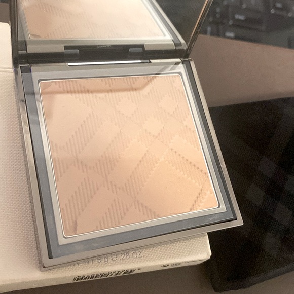NIB [Burberry] Sheer Luminous Compact Foundation, Trench No. 11, 8 g (.28 oz) - Picture 13 of 14